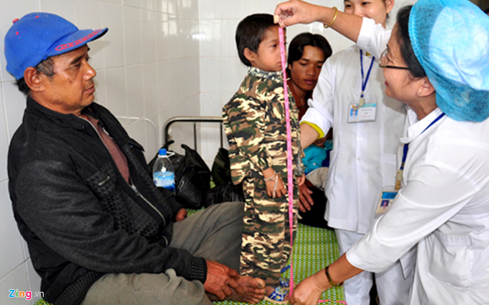 Nghị lực phi thường của cậu bé tý hon ở Quảng Ngãi